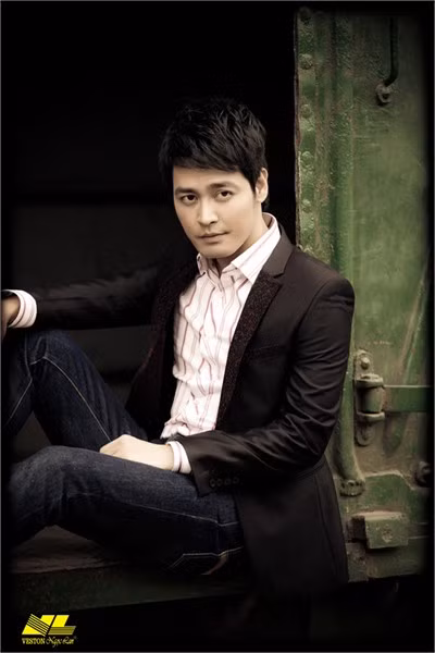 Áo vest kết hợp với quần jean cũng là một cách mix đồ thường thấy ở MC Phan Anh. Sự năng động của chiếc quần jean, kết hợp với sự lịch lãm của chiếc vest tạo nên một sức hút kì lạ. Ảnh: Internet.