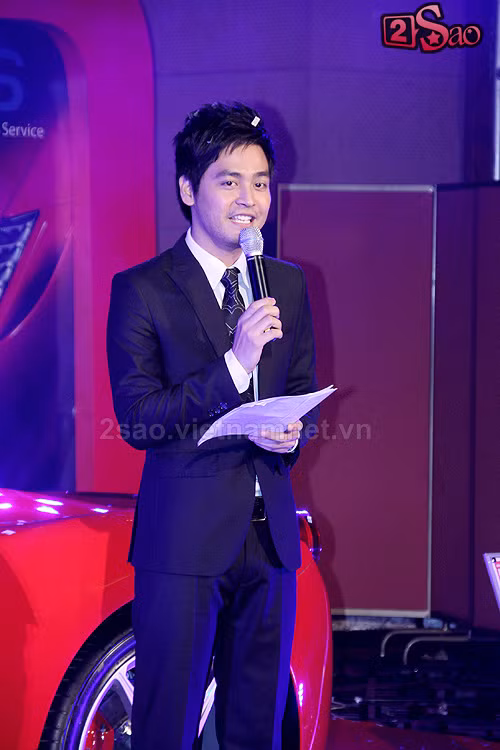 MC Phan Anh được khán giả xem truyền hình yêu mến với vẻ ngoài điển trai và lối dẫn hóm hỉnh. Mỗi khi lên hình hay tham gia các buổi yến tiệc, event… chiếc áo Vest luôn là sự lựa chọn hàng đầu của anh. Ảnh: 2sao