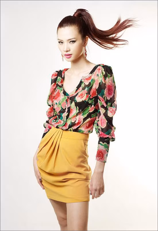 Sau vai diễn chính trong bộ phim "Hoán đổi thân xác", giải bạc Siêu mẫu 2011 Ngọc Oanh trở lại với thời trang bằng hình ảnh dịu nhẹ, nền nã; hệt như nét mềm của những nếp vải chiffon. Sau vai diễn chính trong bộ phim "Hoán đổi thân xác", giải bạc Siêu mẫu 2011 Ngọc Oanh trở lại với thời trang bằng hình ảnh dịu nhẹ, nền nã; hệt như nét mềm của những nếp vải chiffon.