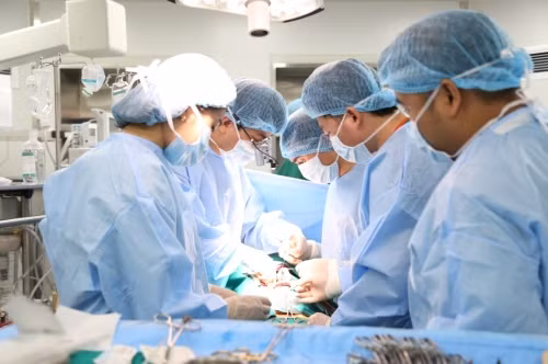 Các bác sỹ bệnh viện Đa khoa Phú Thọ tiến hành phẫu thuật. Ảnh: Bệnh viện Đa khoa Phú Thọ Các bác sỹ bệnh viện Đa khoa Phú Thọ tiến hành phẫu thuật. Ảnh: Bệnh viện Đa khoa Phú Thọ