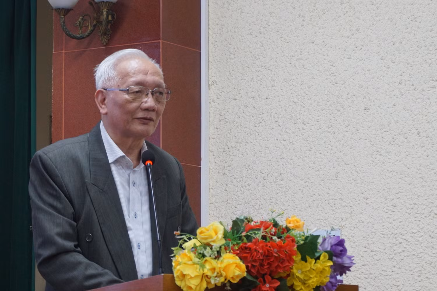 Tiến sĩ Nguyễn Tùng Lâm trao đổi bàn về vấn đề đánh giá người học. Ảnh: Kim Ngọc
