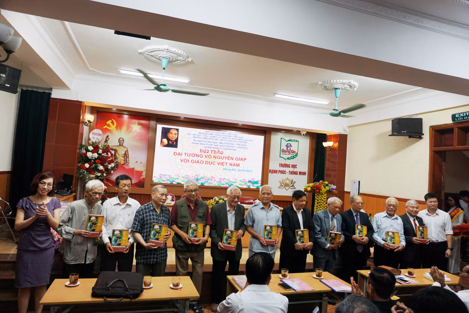 Đại diện Nhà xuất bản Đại học Sư phạm tặng sách cho các đại biểu tham dự Hội thảo.