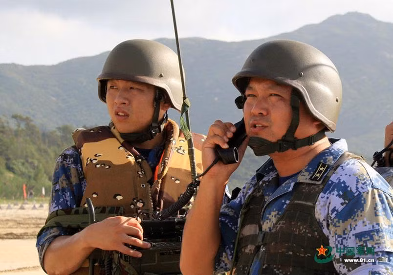 Hạm đội Nam Hải, Hải quân Trung Quốc tập trận đổ bộ quy mô lớn trên Biển Đông (nguồn báo Phượng Hoàng, Hồng Kông ngày 26 tháng 8 năm 2014) Hạm đội Nam Hải, Hải quân Trung Quốc tập trận đổ bộ quy mô lớn trên Biển Đông (nguồn báo Phượng Hoàng, Hồng Kông ngày 26 tháng 8 năm 2014)