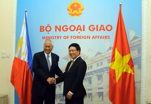 Ngày 2 tháng 7, tại Hà Nội, Phó Thủ tướng kiêm Bộ trưởng Ngoại giao Phạm Bình Minh tiếp Ngoại trưởng Philippines Albert del Rosario Ngày 2 tháng 7, tại Hà Nội, Phó Thủ tướng kiêm Bộ trưởng Ngoại giao Phạm Bình Minh tiếp Ngoại trưởng Philippines Albert del Rosario
