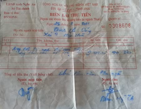 Trong khi đó để được vào chợ buôn bán bà Dũng năm 2011 bà Dũng đã phải trả phí cho UBND xã Hợp Thành 9,5 triệu đồng. Nay UBND xã Hợp Thành lại tiếp tục yêu cầu gia đình bà phải trả thêm một khoản kinh phí tương tự nữa mới được tiếp tục buôn bán tại đây Trong khi đó để được vào chợ buôn bán bà Dũng năm 2011 bà Dũng đã phải trả phí cho UBND xã Hợp Thành 9,5 triệu đồng. Nay UBND xã Hợp Thành lại tiếp tục yêu cầu gia đình bà phải trả thêm một khoản kinh phí tương tự nữa mới được tiếp tục buôn bán tại đây
