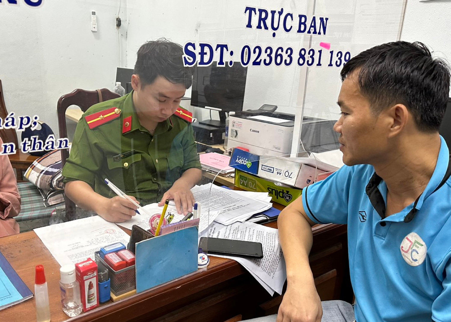 Phóng viên Hoàng Quân đến trình báo cơ quan công an sau khi bị một đối tượng dọa giết cả nhà. Ảnh: NLA Phóng viên Hoàng Quân đến trình báo cơ quan công an sau khi bị một đối tượng dọa giết cả nhà. Ảnh: NLA