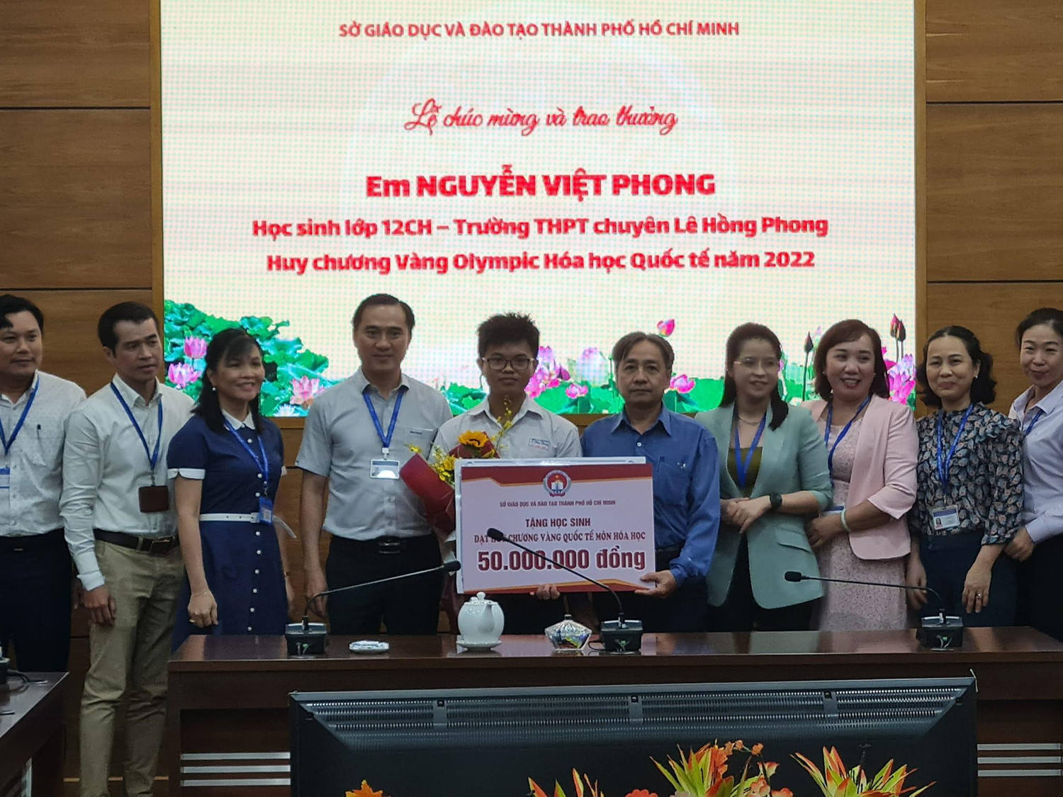 Nguyễn Việt Phong nhận tiền thưởng từ cán bộ Sở Giáo dục và Đào tạo Thành phố Hồ Chí Minh (ảnh: P.L)