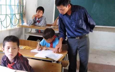 Các thầy cô giáo nỗ lực kèm cặp những mong học sinh sẽ tiến bộ. (Ảnh minh hoa, nguồn: zing.vn) Các thầy cô giáo nỗ lực kèm cặp những mong học sinh sẽ tiến bộ. (Ảnh minh hoa, nguồn: zing.vn)