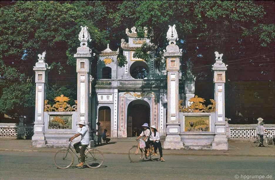 Cổng Đền Quán Thánh hay Trấn Vũ Quán mặt quay ra Hồ Tây. Ảnh chụp năm 1993.