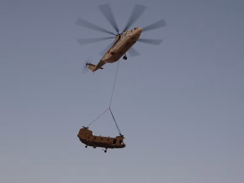 Và vận chuyển một Chinook của Mỹ. Và vận chuyển một Chinook của Mỹ.