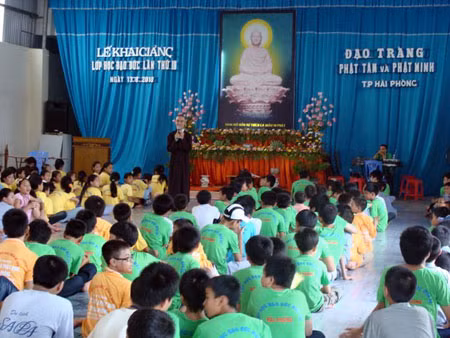 Sau ngày khai giảng (13/06/2010), các em được Ban Giáo Thọ hướng dẫn học đạo đức, học về lịch sử Đức Phật và ý nghĩa của việc lễ Phật cùng với việc thực hành lạy Phật. Sau ngày khai giảng (13/06/2010), các em được Ban Giáo Thọ hướng dẫn học đạo đức, học về lịch sử Đức Phật và ý nghĩa của việc lễ Phật cùng với việc thực hành lạy Phật.