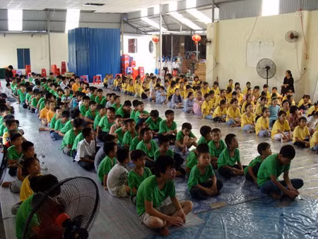 Các em vừa tu, vừa học và sinh hoạt vui chơi, nhờ vậy tinh thần các em sảng khoái, mặc dù những ngày hè thời tiết miền Bắc cực nóng. Các em vừa tu, vừa học và sinh hoạt vui chơi, nhờ vậy tinh thần các em sảng khoái, mặc dù những ngày hè thời tiết miền Bắc cực nóng.