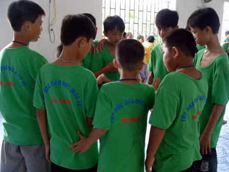 Ngoài chương trình của khóa tu và học, các em được các anh chị huynh trưởng hướng dẫn sinh hoạt vui chơi tập thể hoặc các em dành thời gian trống để đọc truyện tranh thiếu nhi, chơi trò chơi dân gian, v.v… Ngoài chương trình của khóa tu và học, các em được các anh chị huynh trưởng hướng dẫn sinh hoạt vui chơi tập thể hoặc các em dành thời gian trống để đọc truyện tranh thiếu nhi, chơi trò chơi dân gian, v.v…