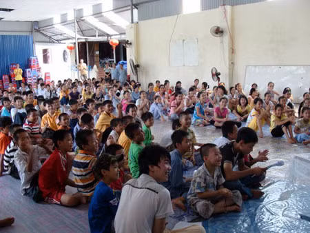 Các em vừa tu, vừa học và sinh hoạt vui chơi, nhờ vậy tinh thần các em sảng khoái, mặc dù những ngày hè thời tiết miền Bắc cực nóng. Các em vừa tu, vừa học và sinh hoạt vui chơi, nhờ vậy tinh thần các em sảng khoái, mặc dù những ngày hè thời tiết miền Bắc cực nóng.