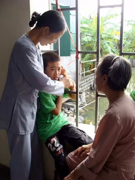 Tuy vừa ăn chay vừa nằm đất nhưng mấy ngày qua sức khỏe các em rất tốt, chỉ một, hai em khóc nhè vì nhớ nhà. Thế là anh chị huynh trưởng tận tình chăm sóc an ủi để em hòa nhập cùng bạn bè học tập. Tuy vừa ăn chay vừa nằm đất nhưng mấy ngày qua sức khỏe các em rất tốt, chỉ một, hai em khóc nhè vì nhớ nhà. Thế là anh chị huynh trưởng tận tình chăm sóc an ủi để em hòa nhập cùng bạn bè học tập.