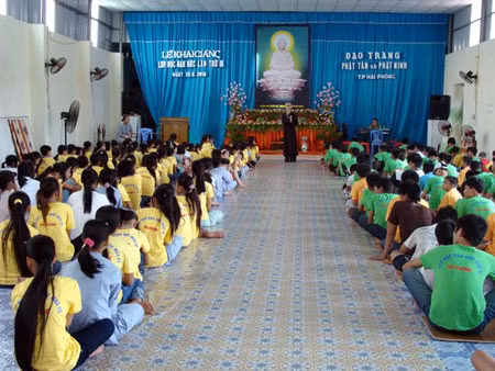 Ngoài ra các em còn được học kể chuyện lịch sử ( 18 đời Vua Hùng) bằng cách mỗi nhóm sẽ dự thi một tiểu phẩm, hóa trang thành những nhân vật lịch sử. Ngoài ra các em còn được học kể chuyện lịch sử ( 18 đời Vua Hùng) bằng cách mỗi nhóm sẽ dự thi một tiểu phẩm, hóa trang thành những nhân vật lịch sử.