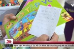 Danh mục "sách giáo khoa" còn thiếu mà vị cha mẹ học sinh này phải lùng mua, thực chất là các loại vở bài tập sử dụng một lần. Ảnh chụp màn hình phóng sự VTV.