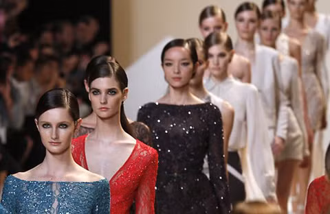 Show diễn Elie Saab kết lại mùa thời trang Xuân Hè 2013. Ảnh: AFP. Show diễn Elie Saab kết lại mùa thời trang Xuân Hè 2013. Ảnh: AFP.
