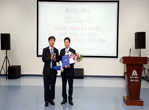 Chủ tịch Hội đồng Quản trị Trường Đại học Hoa Sen trao quyết định bổ nhiệm Phó Hiệu trưởng (ảnh: HSU)