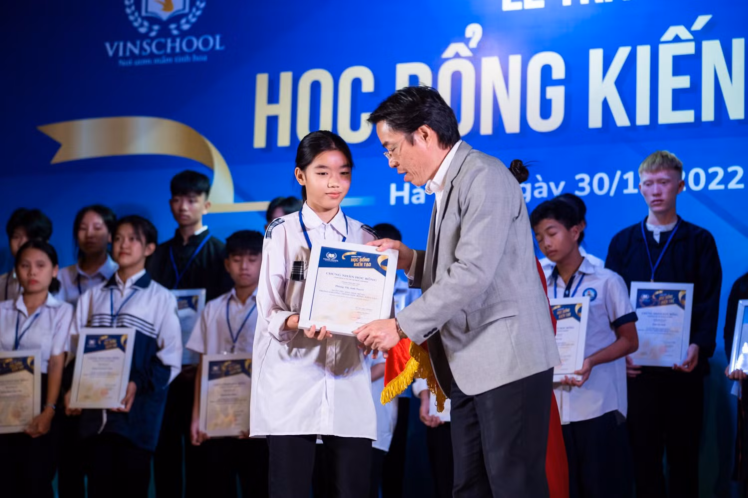 Ông Đặng Hoa Nam - Cục Trưởng Cục Trẻ em (Bộ Lao động, Thương binh và Xã hội) trao giấy chứng nhận cho học sinh Học bổng Kiến tạo 2022.