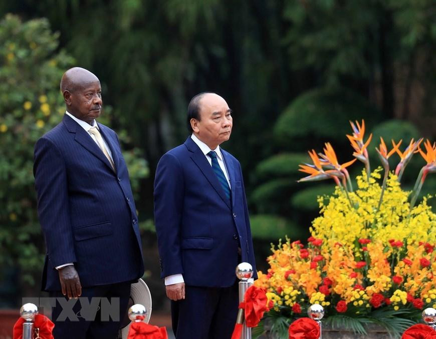 Chủ tịch nước Nguyễn Xuân Phúc và Tổng thống Uganda Yoweri Kaguta Museve nghe quân nhạc cử Quốc thiều hai nước. (Ảnh: TTXVN) Chủ tịch nước Nguyễn Xuân Phúc và Tổng thống Uganda Yoweri Kaguta Museve nghe quân nhạc cử Quốc thiều hai nước. (Ảnh: TTXVN)