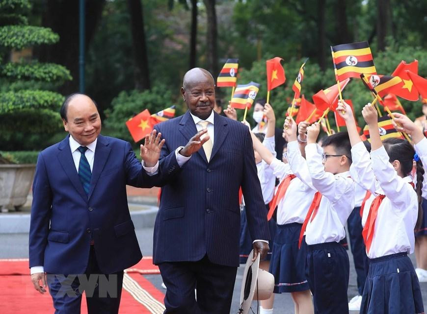 Chủ tịch nước Nguyễn Xuân Phúc và Tổng thống Uganda Yoweri Kaguta Museve với thiếu nhi Hà Nội tại lễ đón. (Ảnh: TTXVN) Chủ tịch nước Nguyễn Xuân Phúc và Tổng thống Uganda Yoweri Kaguta Museve với thiếu nhi Hà Nội tại lễ đón. (Ảnh: TTXVN)