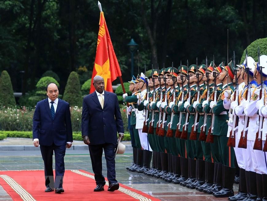 Chủ tịch nước Nguyễn Xuân Phúc và Tổng thống Uganda Yoweri Kaguta Museve duyệt Đội danh dự Quân đội nhân dân Việt Nam. (Ảnh: TTXVN) Chủ tịch nước Nguyễn Xuân Phúc và Tổng thống Uganda Yoweri Kaguta Museve duyệt Đội danh dự Quân đội nhân dân Việt Nam. (Ảnh: TTXVN)