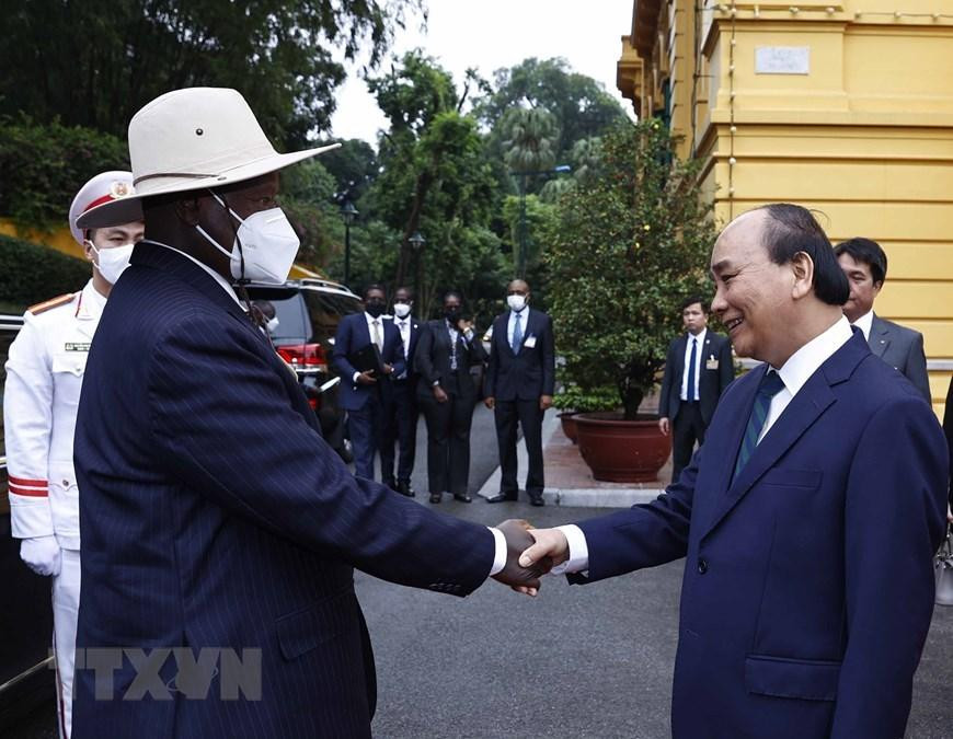 Chủ tịch nước Nguyễn Xuân Phúc đón Tổng thống Uganda Yoweri Kaguta Museve. (Ảnh: TTXVN) Chủ tịch nước Nguyễn Xuân Phúc đón Tổng thống Uganda Yoweri Kaguta Museve. (Ảnh: TTXVN)