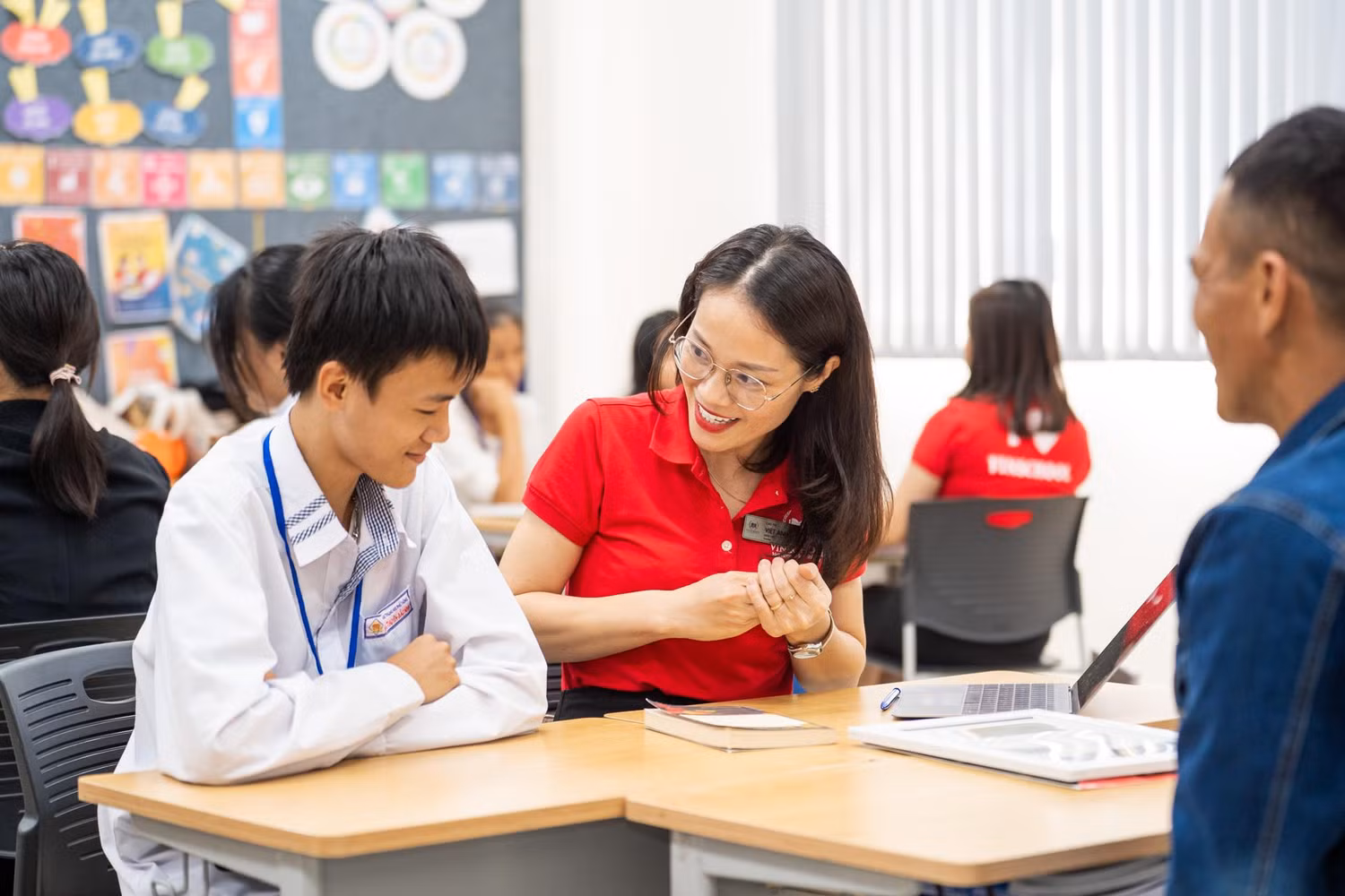 Thầy cô cố vấn trao đổi, lắng nghe chia sẻ của học sinh Học bổng Kiến tạo sau lễ trao học bổng