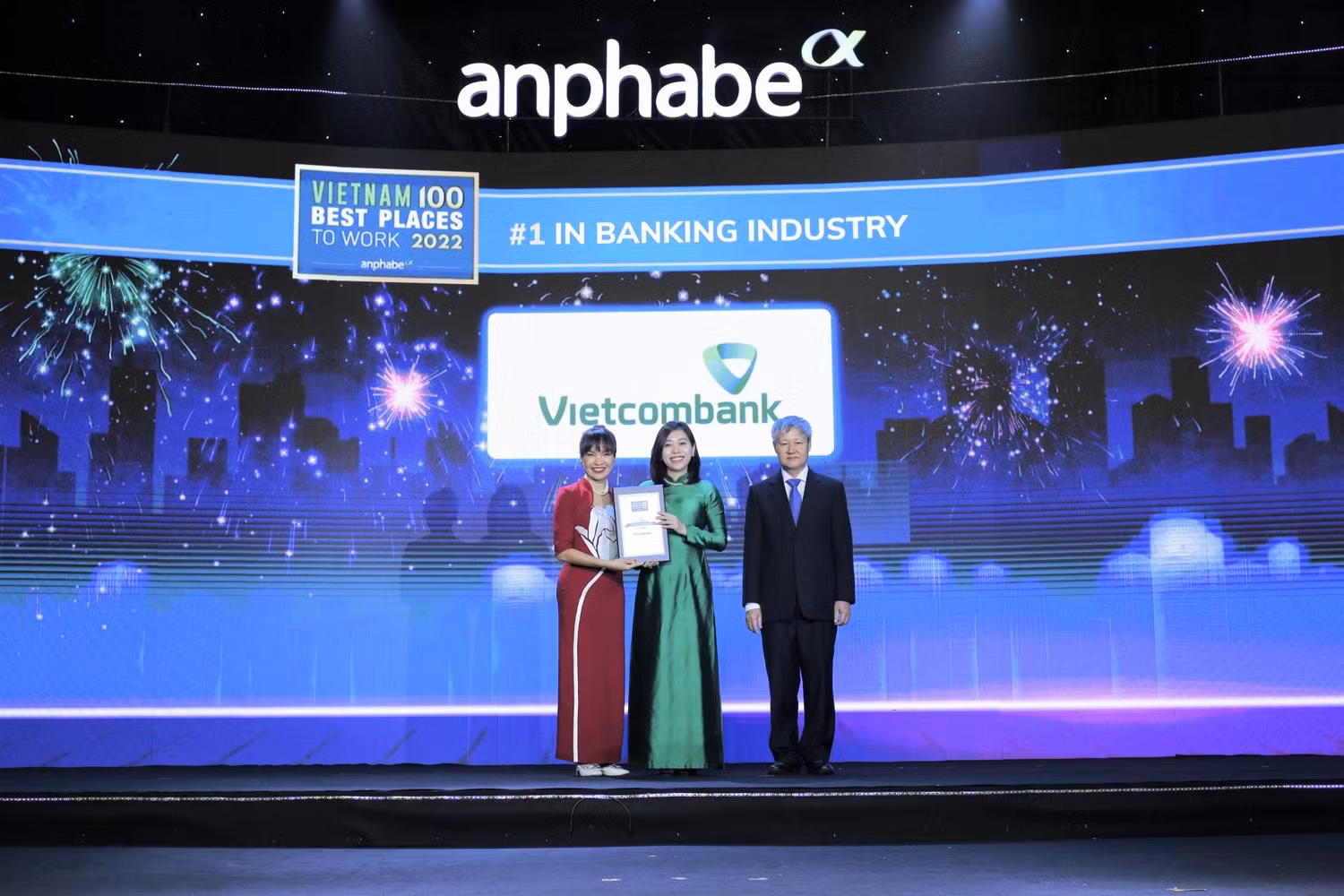 Đại diện Vietcombank, bà Nguyễn Thị Minh Hải – Phó trưởng Văn phòng đại diện Khu vực phía Nam (đứng giữa) nhận chứng nhận từ Ban tổ chức Đại diện Vietcombank, bà Nguyễn Thị Minh Hải – Phó trưởng Văn phòng đại diện Khu vực phía Nam (đứng giữa) nhận chứng nhận từ Ban tổ chức