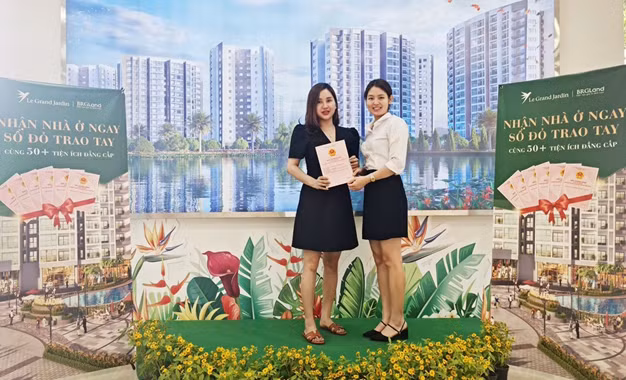 Chị Nguyễn Trà My vui mừng nhận giấy chứng nhận quyền sở hữu căn hộ tại tổ hợp chung cư Le Grand Jardin. Chị Nguyễn Trà My vui mừng nhận giấy chứng nhận quyền sở hữu căn hộ tại tổ hợp chung cư Le Grand Jardin.