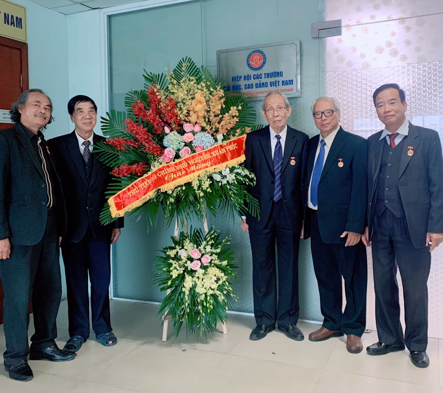 Hiệp hội Các trường đại học, cao đẳng Việt Nam vui mừng nhận được lẵng hoa của Thủ tướng Nguyễn Xuân Phúc do bận công tác nên Thủ tướng đã gửi lẵng hoa chúc mừng Đại hội của Hiệp hội (ảnh: Thùy Linh) Hiệp hội Các trường đại học, cao đẳng Việt Nam vui mừng nhận được lẵng hoa của Thủ tướng Nguyễn Xuân Phúc do bận công tác nên Thủ tướng đã gửi lẵng hoa chúc mừng Đại hội của Hiệp hội (ảnh: Thùy Linh)