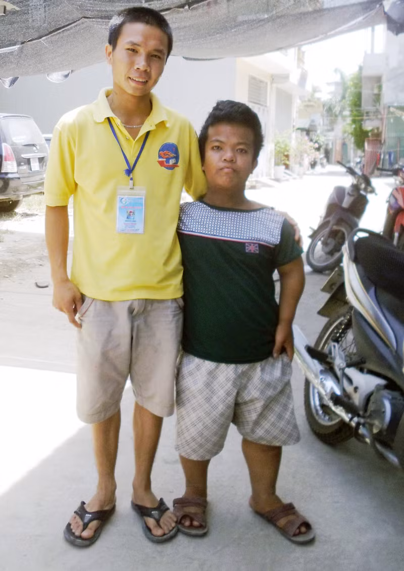 Long và Lê Văn Hựu- Sinh viên công giáo làm tình nguyện tại điểm Đại học xây dựng. Ảnh Huyền Chi
