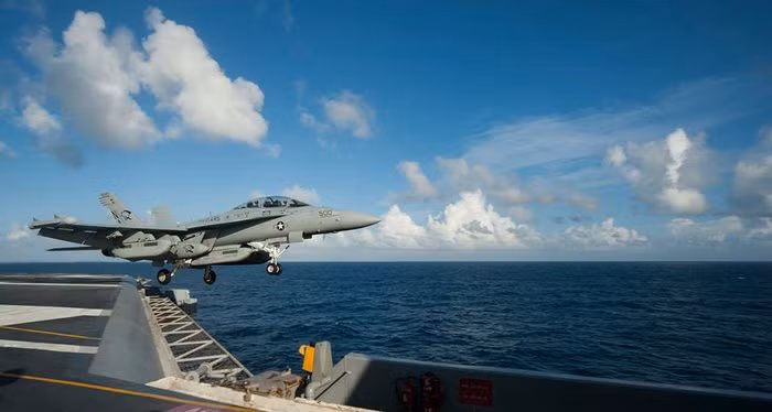 Một chiếc chiến đấu cơ EA-18G trong biên chế cụm tàu sân bay tấn công Carl Vinson, ảnh minh họa: internet. Một chiếc chiến đấu cơ EA-18G trong biên chế cụm tàu sân bay tấn công Carl Vinson, ảnh minh họa: internet.