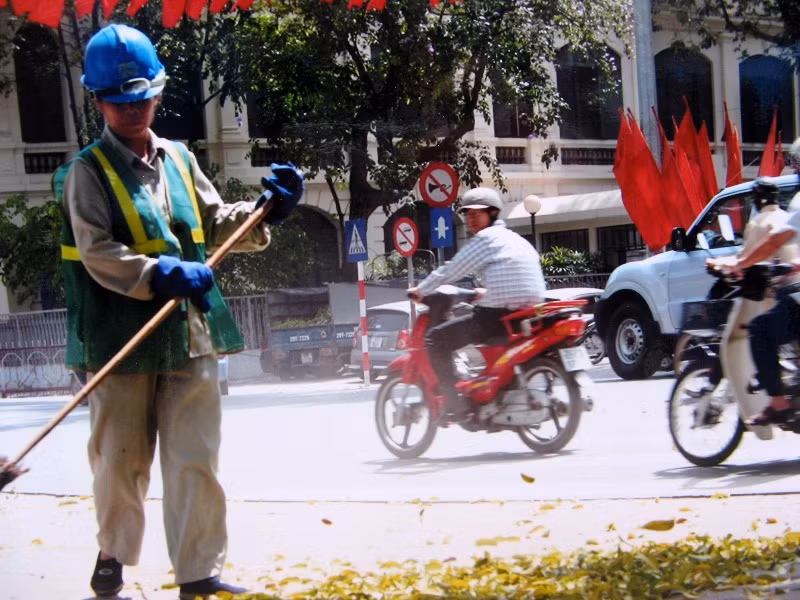 Hà Nội cũng đẹp lắm với hình ảnh người lao công quét rác hàng ngày.
