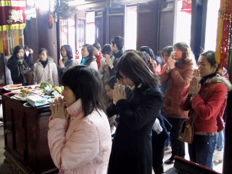 Chùa Hà được coi là ngôi Chùa linh thiêng trong tín ngưỡng người Hà Nội, nhất là với sinh viên, những người chưa có một nửa của mình thường tìm đến đây cầu may. Chùa Hà được coi là ngôi Chùa linh thiêng trong tín ngưỡng người Hà Nội, nhất là với sinh viên, những người chưa có một nửa của mình thường tìm đến đây cầu may.