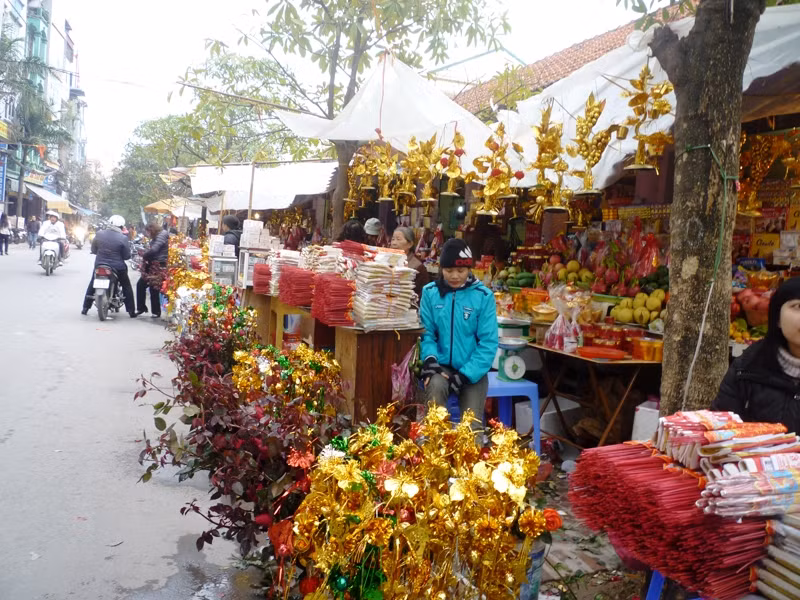 Những đồ lễ được bày sẵn ngoài cổng Chùa, phục vụ nhu cầu người dùng. Tuy nhiên, với sinh viên đi cầu duyên hầu hết các bạn đều bỏ qua phần lễ, chủ yếu lòng thành, các quán bán dần cũng ít người mua. Những đồ lễ được bày sẵn ngoài cổng Chùa, phục vụ nhu cầu người dùng. Tuy nhiên, với sinh viên đi cầu duyên hầu hết các bạn đều bỏ qua phần lễ, chủ yếu lòng thành, các quán bán dần cũng ít người mua.