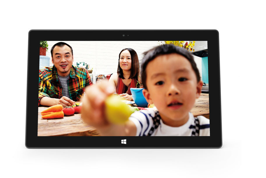 Hiện giá bán và ngày xuất hiện của Surface trên thị trường chưa được Microsoft công bố, tuy nhiên Microsoft tiết lộ mức giá của sản phẩm sẽ tương đương với những chiếc máy tính bảng sử dụng chip ARM hoặc máy tính siêu mỏng ultrabook.