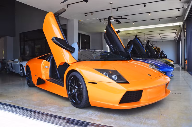 Những siêu xe này thuộc sở hữu của đại lí Lamborghini Newport Beach ở California