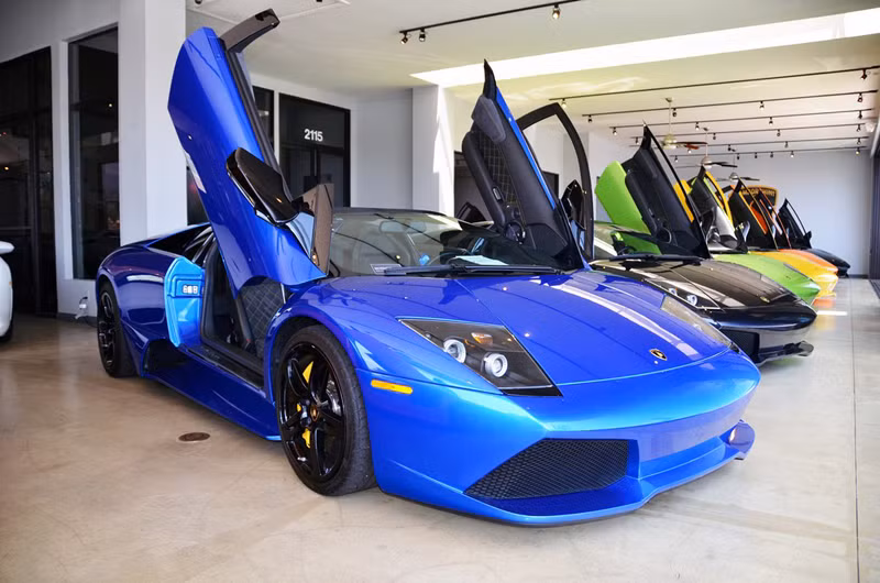 Trong hình ảnh là những chiếc Orange Pearl Mica Murciélago Roadster, a Montery Blue LP640 Roadster, a Nero Pegaso LP640 Roadster, a Verde Ithaca LP640 Roadster, a Giallo Corona LP640 Coupé, a Pearl Mica LP640 Coupé and a Nero Pegaso LP670-7 SV.