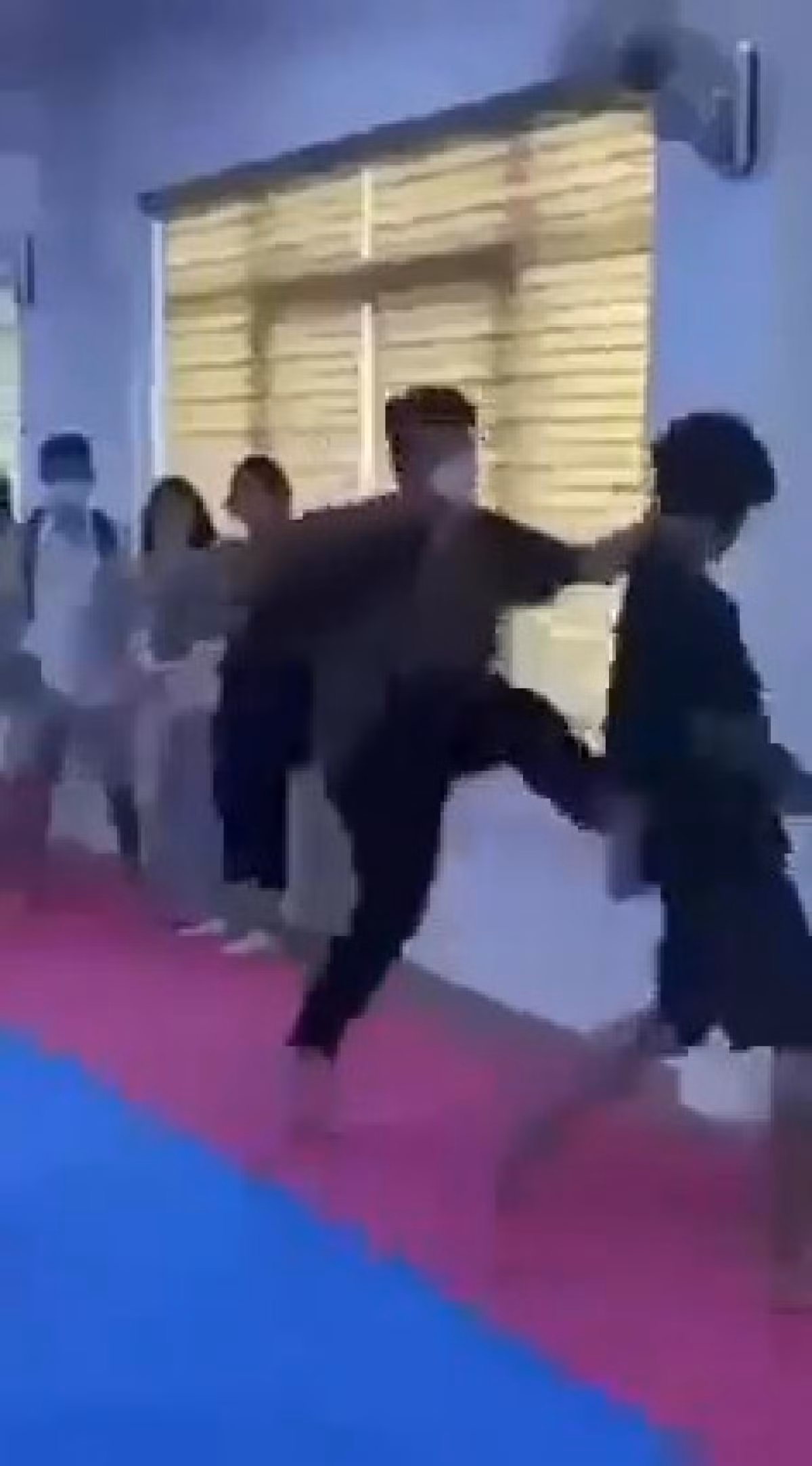 Bạo lực xảy ra tại trung tâm Taekwondo của Trường Liên cấp Quốc tế Bình Minh ở thành phố Sơn La. Ảnh chụp màn hình Bạo lực xảy ra tại trung tâm Taekwondo của Trường Liên cấp Quốc tế Bình Minh ở thành phố Sơn La. Ảnh chụp màn hình
