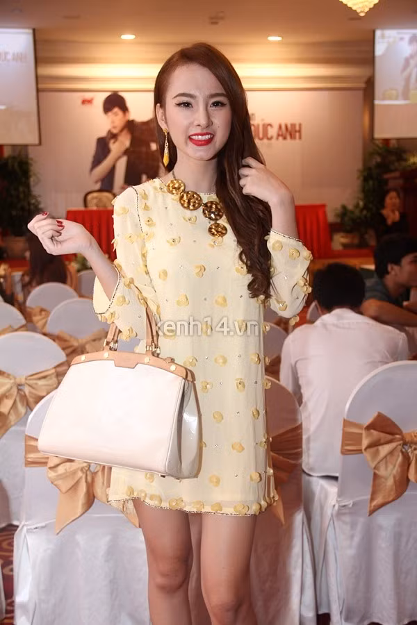 Không biết là do make-up hay có sự đụng chạm của "dao kéo" mà Angela Phương Trinh trông lạ hoắc.
