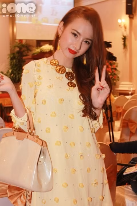 Angela Phương Trinh vừa trở về sau khi tham gia một bộ phim được quay tại Nha Trang và sẽ được công chiếu trong thời gian tới.