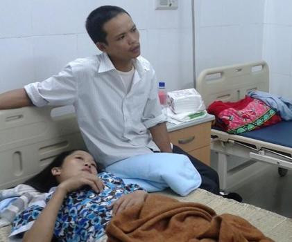Chị Chung và anh Quyết cho rằng cái chết của đứa con vừa sinh ra của mình là do sự tắc trách của các y, bác sĩ Chị Chung và anh Quyết cho rằng cái chết của đứa con vừa sinh ra của mình là do sự tắc trách của các y, bác sĩ