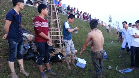 Nhiều người dân cũng đã có mặt tại hiện trường vụ tai nạn