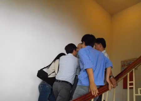 Bảo vệ tòa nhà của chủ đầu tư ngăn không cho cư dân lên gặp lãnh đạo Constrexim