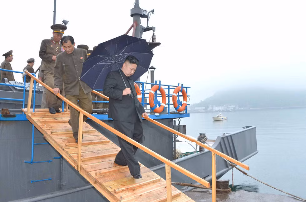 Kim Jong-un tự cầm ô che mưa lên tàu cá quân sự kiểm tra Kim Jong-un tự cầm ô che mưa lên tàu cá quân sự kiểm tra