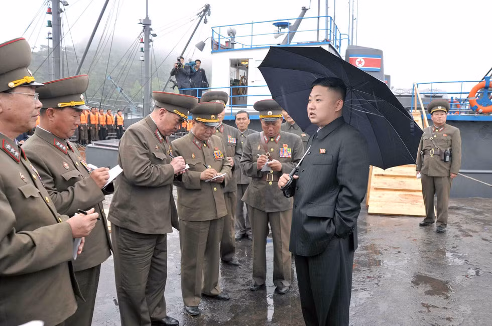Nhà lãnh đạo Kim Jong-un huấn thị lực lượng tàu cá quân sự Bắc Triều Tiên Nhà lãnh đạo Kim Jong-un huấn thị lực lượng tàu cá quân sự Bắc Triều Tiên