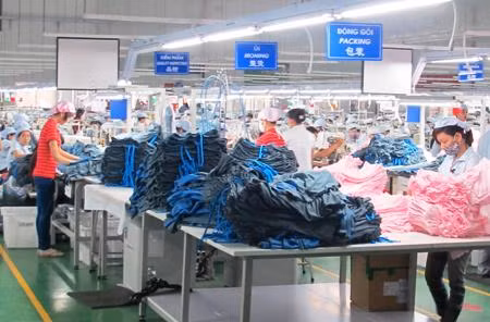 Công nhân Công ty PAR EASTERS APPAPEL Khu công nghiệp VISIPI Bình Dương trở lại làm việc ngày 16/5. (Ảnh: Báo quân đội nhân dân).