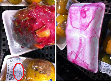 Thanh long bán ở siêu thị Ocean Mart Trung Hòa bị mốc đen, chảy nước màu tím ra khắp bao ni-lông bọc bên ngoài. (Ảnh độc giả T.L cung cấp). Thanh long bán ở siêu thị Ocean Mart Trung Hòa bị mốc đen, chảy nước màu tím ra khắp bao ni-lông bọc bên ngoài. (Ảnh độc giả T.L cung cấp).